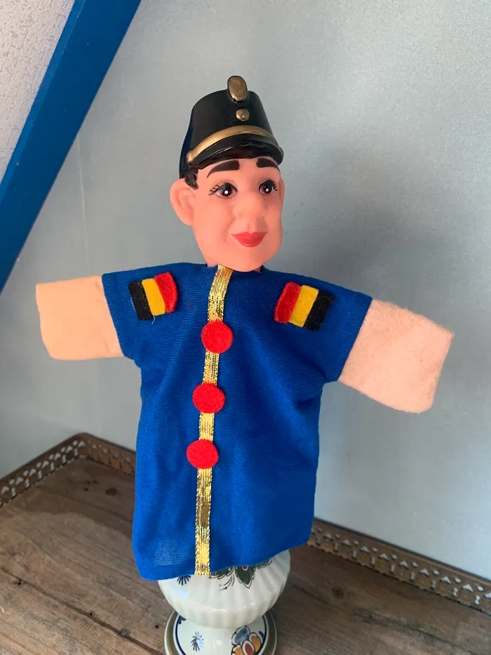 ドイツ 70s ハンドパペット・手人形 ヴィンテージ ラバー製 レトロな服 玩具 オジサン ポリス 【オランダから直送】