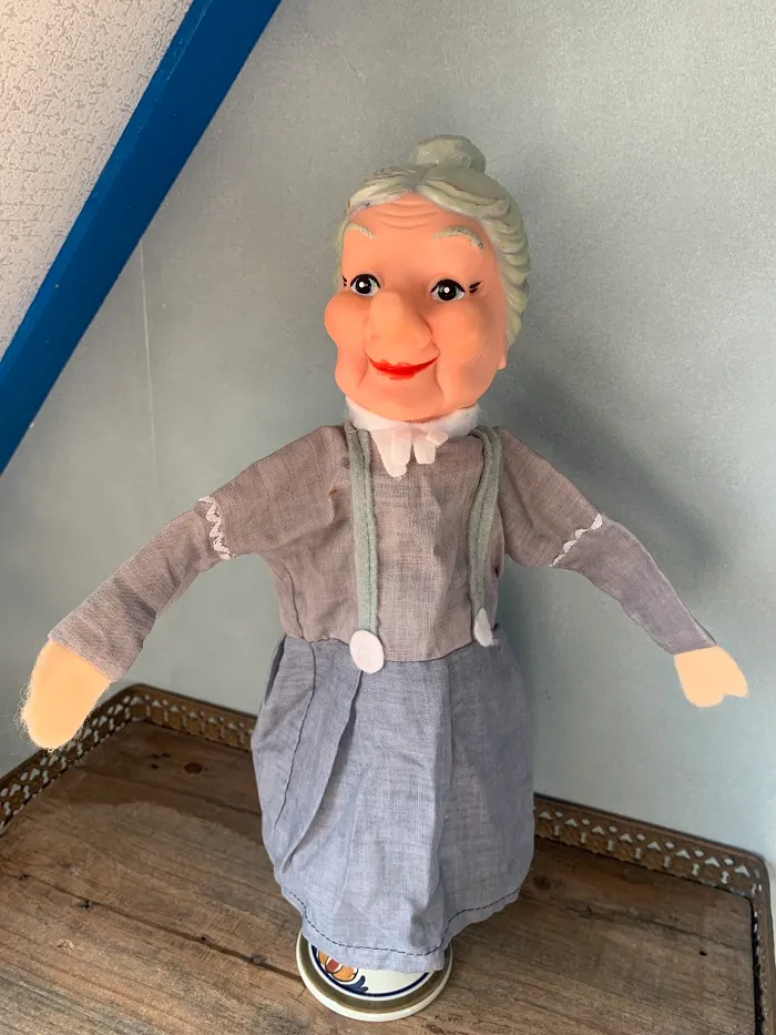 ドイツ 70s ハンドパペット・手人形 ヴィンテージ ラバー製 レトロな服 玩具 老人 老婆 【オランダから直送】