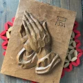 木製の祈りの手