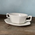 白い陶器のスープカップ