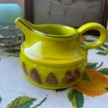 黄色い陶器のクリーマー