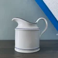 白い陶器のババリアのクリーマー