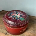 色鮮やかなお花の赤いヴィンテージティン缶