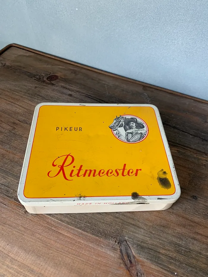 オランダ 70s RITMEESTER リットミースター マスタードイエロー 黄色 ヴィンテージ タバコ缶 ティン缶 【オランダから直送】