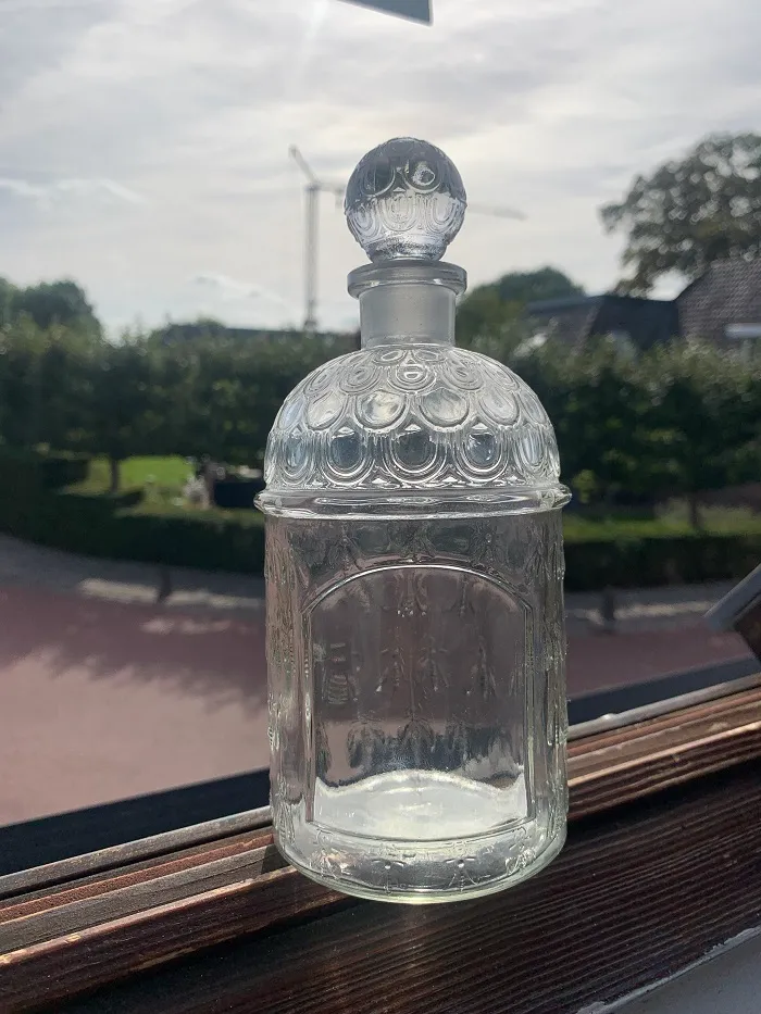 -SOLDOUT-フランス 60s GUERLAIN ゲラン ガラスボトル 空き香水瓶 蜂 エンボス ヴィンテージ 【オランダから直送】