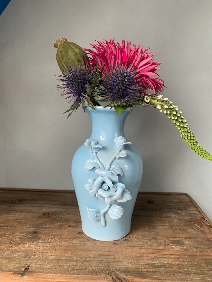 ベルギー 80s 薔薇のレリーフ 陶器 ライトブルー フラワーベース・花瓶 ヴィンテージ 【オランダから直送】