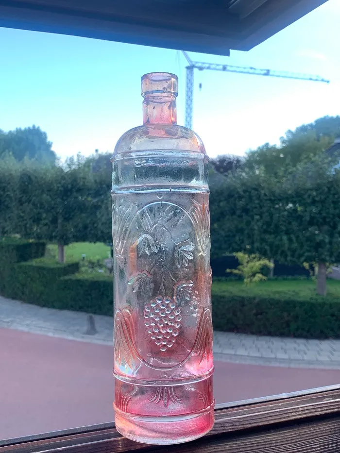 ベルギー 70s 葡萄 エンボス ガラス ピンクのフィルム 空きボトル フラワーベース・花瓶 ヴィンテージ 【オランダから直送】