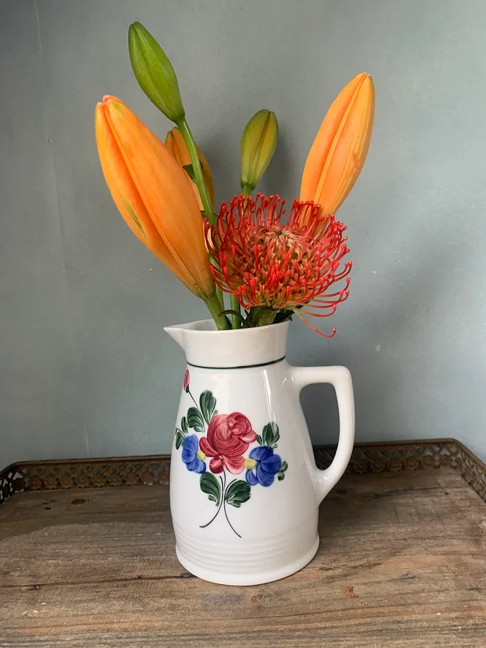 オーストリア 60s Lilien porcelain 陶器 ヴィンテージ ミルクポット・水差し・花瓶 ハンドペイントのお花 【オランダから直送】