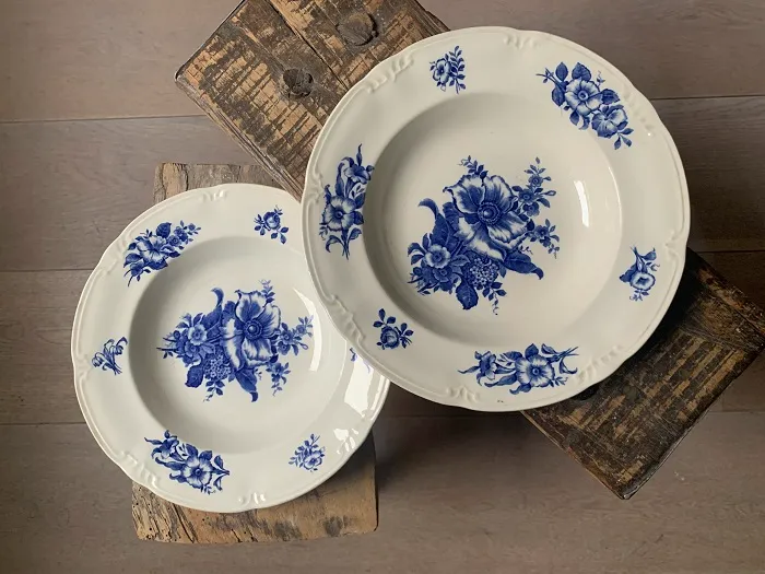 ベルギー 30s ボッホ フレール(Boch Freres) RHODIAシリーズ 青いお花 陶器 スープ皿 アンティーク皿・プレート 【オランダから直送】