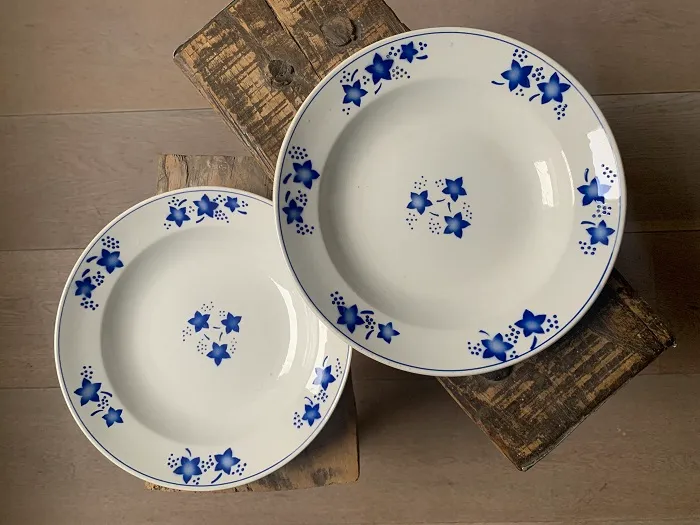 -SOLDOUT-ベルギー 40s ボッホ フレール(Boch Freres) 陶器 プレート 皿 アンティーク 青いお花 ステンシル 桜 2枚セット