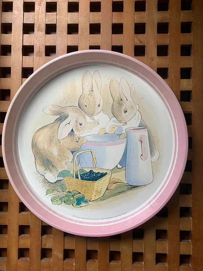 イギリス製 80s Peter Rabbit ピーターラビット お盆 トレイ ウサギ メタル ヴィンテージ 【オランダから直送】