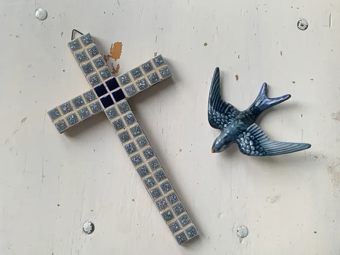 ベルギー 70s タイル ブルー クロス 木製 十字架 アンティーク 壁掛け オブジェ 【オランダから直送】