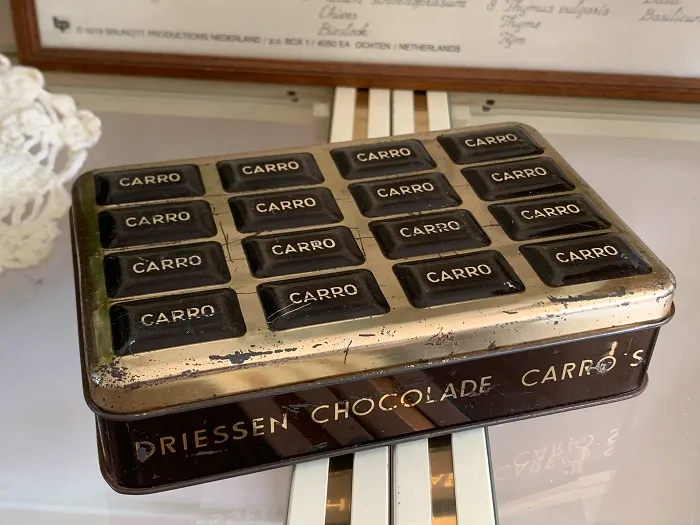 オランダ 30s Driessen(ドリエッセン）社 CARRO エンボス チョコレート ティン缶 ヴィンテージ・アンティーク【オランダから直送】