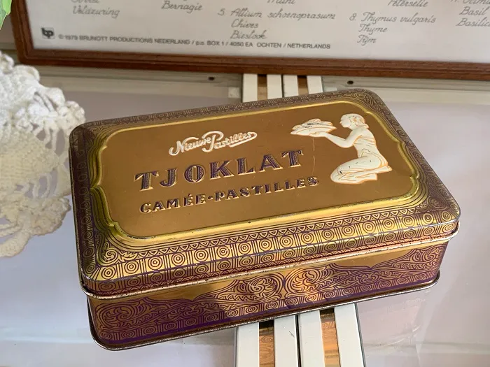 オランダ 60s TJOKLAT カメオ調 ブロンズゴールド チョコレート ティン缶 ヴィンテージ・アンティーク