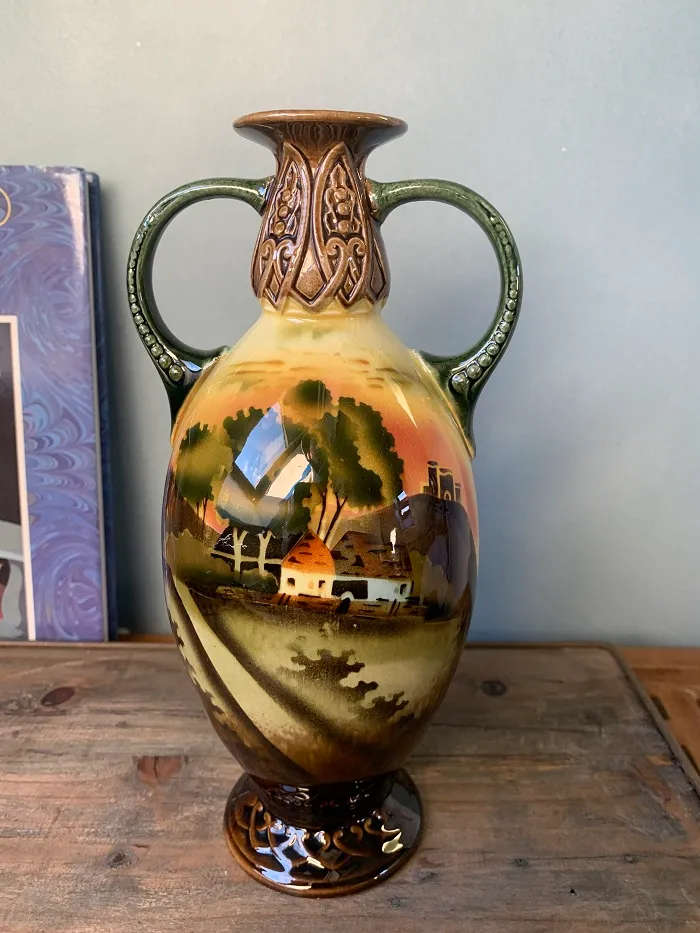 チェコスロバキア 10s Bihl Czechoslovakia 陶器 アール・ヌーヴォー 風景画 グレイズ ゴールド フラワーベース・花瓶 ヴィンテージ 【オランダから直送】