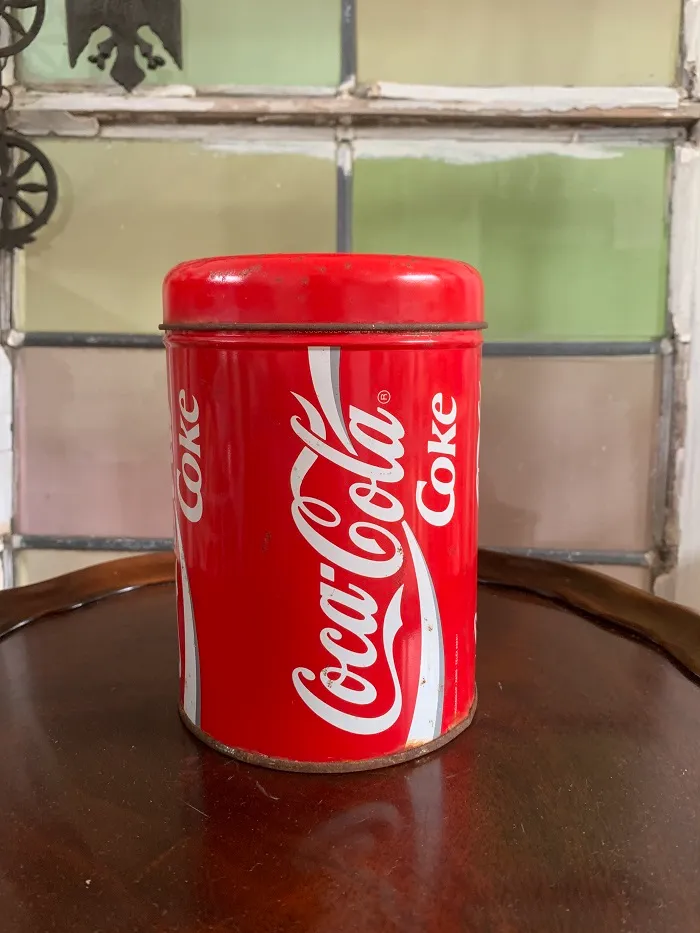 アメリカ 80s コカコーラ Coca-Cola ヴィンテージ ティン缶 赤白 レトロ ヴィンテージ【オランダから直送】