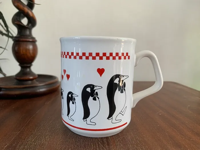 イギリス 80s TAMS POTTERY タムズ マグカップ 赤いハート ペンギン ヴィンテージ 陶器 【オランダから直送】