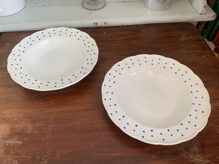 -SOLDOUT-ベルギー 50s ボッホ フレール(Boch Freres) 青いドット 白い花リム 陶器 アンティーク皿・プレート 2枚セット