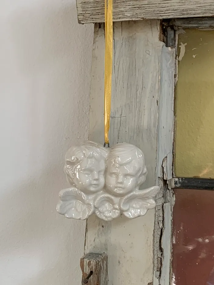 ベルギー 80s 2人の天使 オブジェ 壁掛け チャーム 陶器 白 ヴィンテージ
