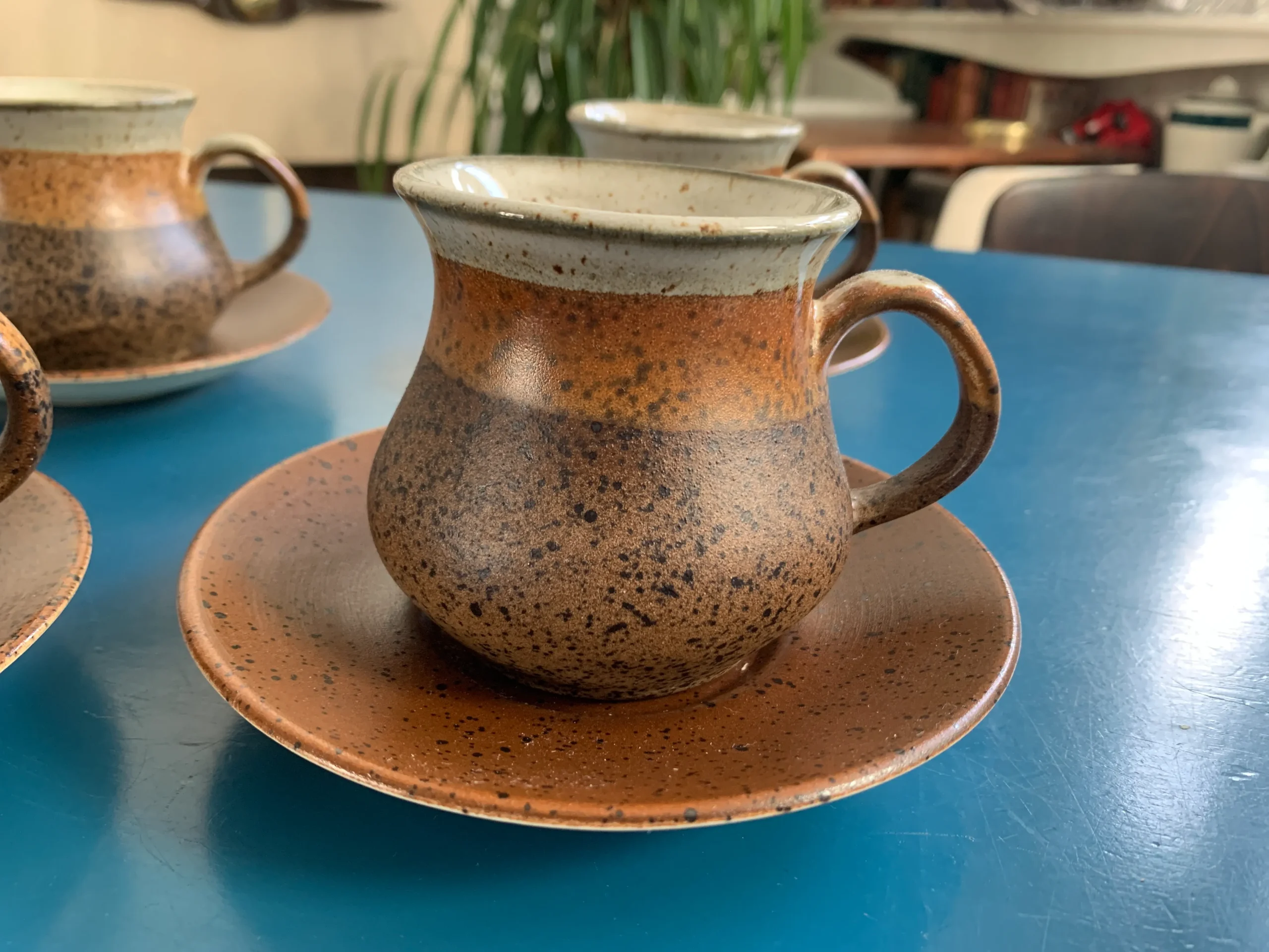 イギリス製  Iden Pottery コーヒーカップ・ティー＆ソーサー 焦げ茶 陶器 ヴィンテージ 2点セット