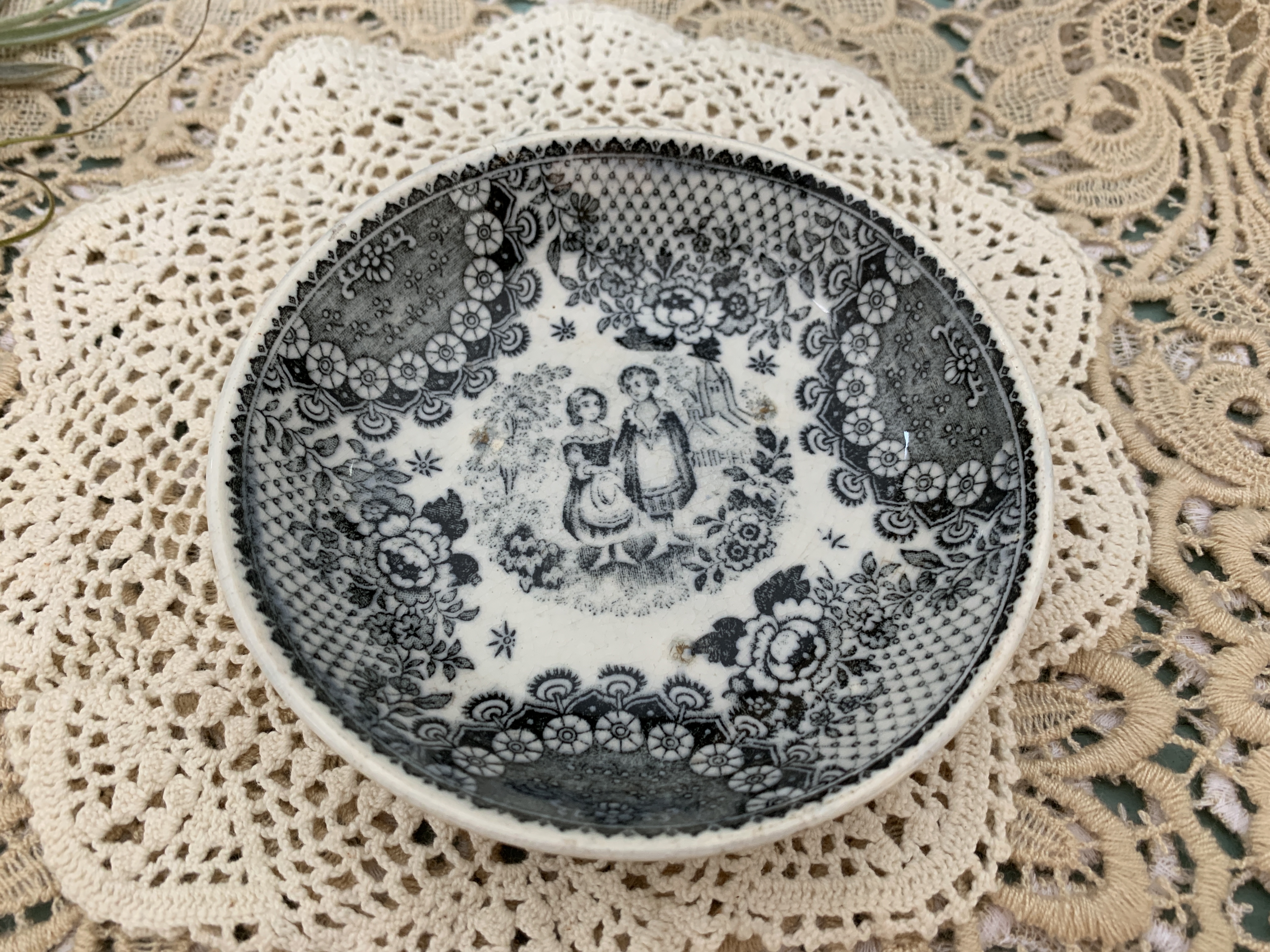 ベルギー 1900年前後 Boch Freres(ボッホ フレール) ORPHANS 少年少女 陶器 アンティーク 小皿・豆皿