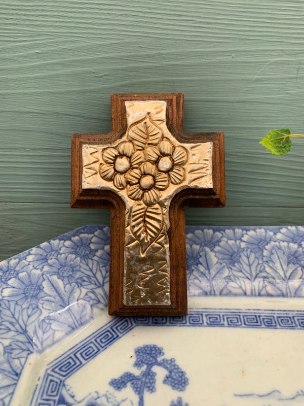 -SOLDOUT-ベルギー 50s 木製 メタル フラワーエンボス ヴィンテージ・アンティーク 壁掛け 十字架 クロス