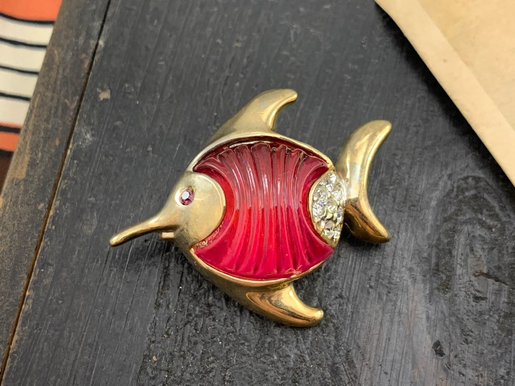 アメリカ 80s 魚 ブローチ ゴールド 赤 アンティーク