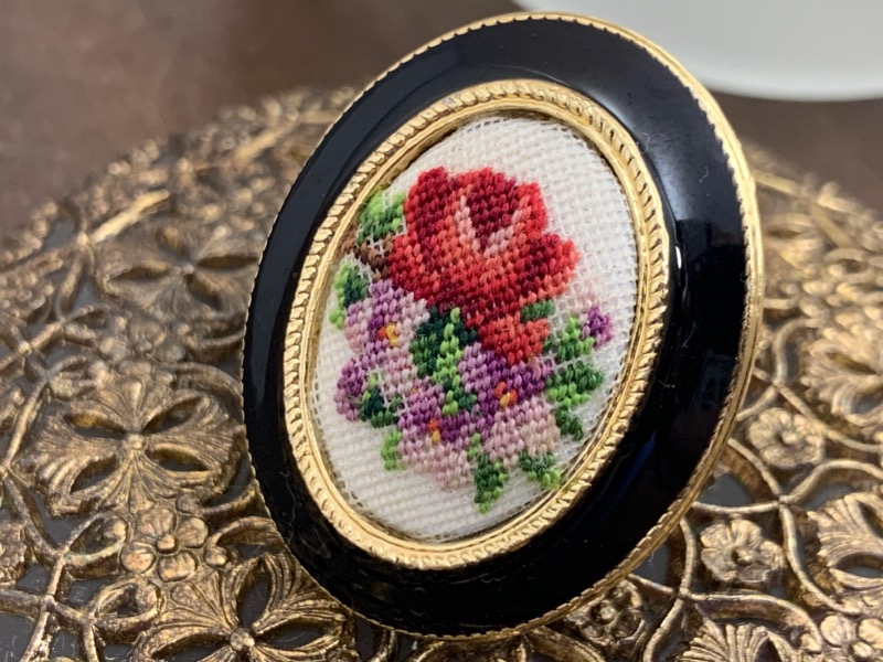 SOLDOUT-フランス 70s 刺繍 ステッチ エナメル 薔薇 オーバル フレーム 