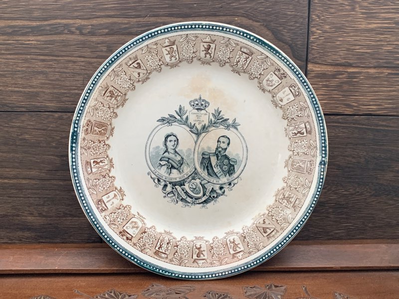 ベルギー 1900年以前 Boch Freres Keramis(ボッホ フレール ケラミス) Leopold II(レオポルド2世)  Marie-Henriette(マリー＝アンリエット) 陶器 アンティーク 皿 プレート ベルギー憲法 1831年