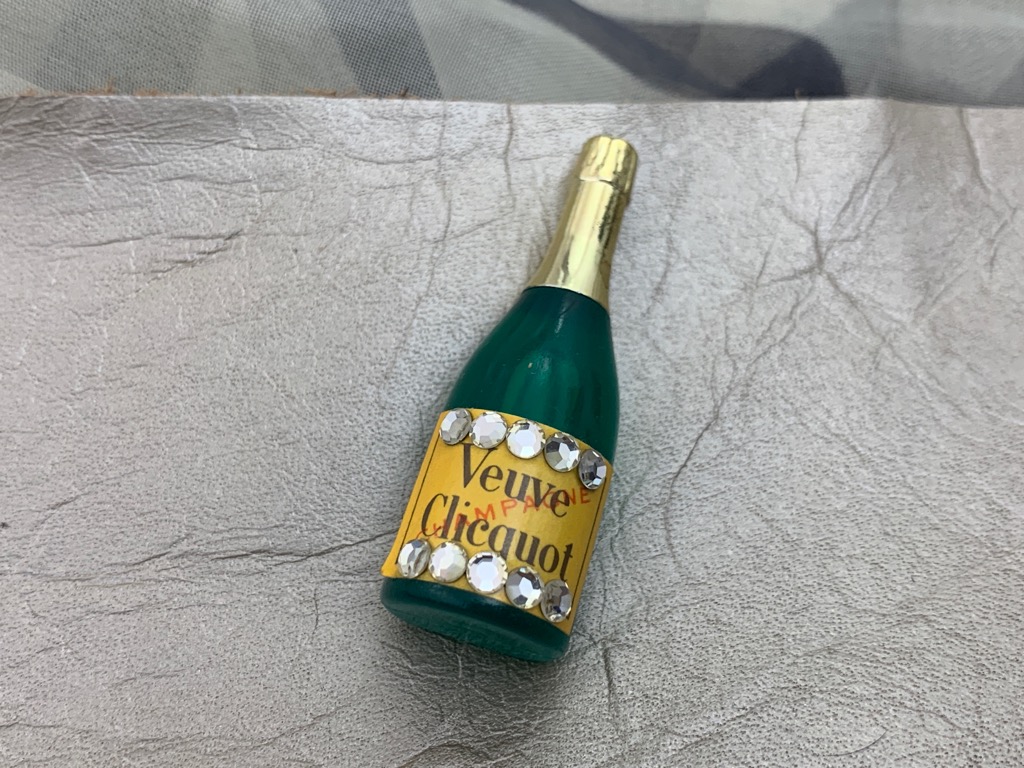 -SOLDOUT-フランス Veuve Clicquot(ヴーヴ・クリコ) ヴィンテージ ピンバッジ ラインストーン シャンパンボトル