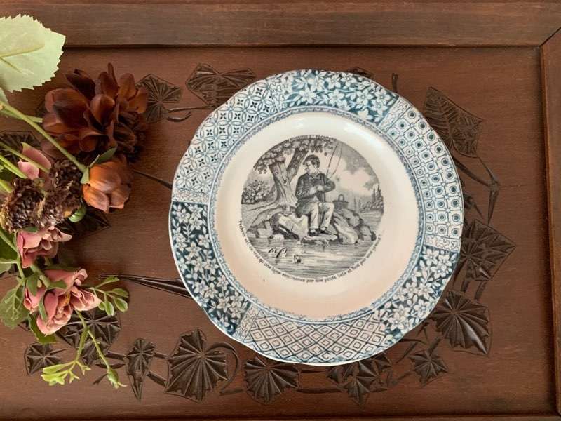 フランス  1900年以前 Longwy(ロンウィー) アンティーク 皿 ケーキプレート 釣り人 幾何学模様 陶器 アンティーク 皿