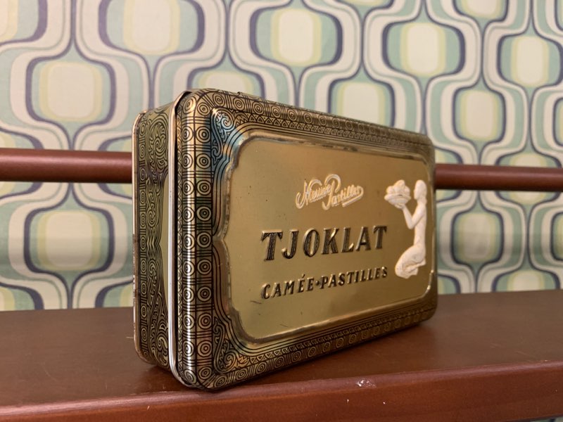 -SOLDOUT-オランダ 60s TJOKLAT カメオ風 オーバル ゴールド調 長方形 ヴィンテージ・アンティーク チョコレート ティン缶