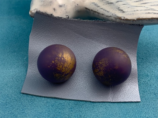 ヴィンテージイヤリング ボール クラシックパープル 紫 プラスチック コスチュームジュエリー