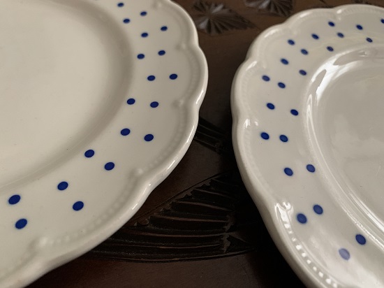 SOLDOUT-ベルギー 50s ボッホ フレール(Boch Freres) 青いドット 白い花リム 陶器 ヴィンテージ/アンティーク皿・プレート |  Blue Swallow Vintage