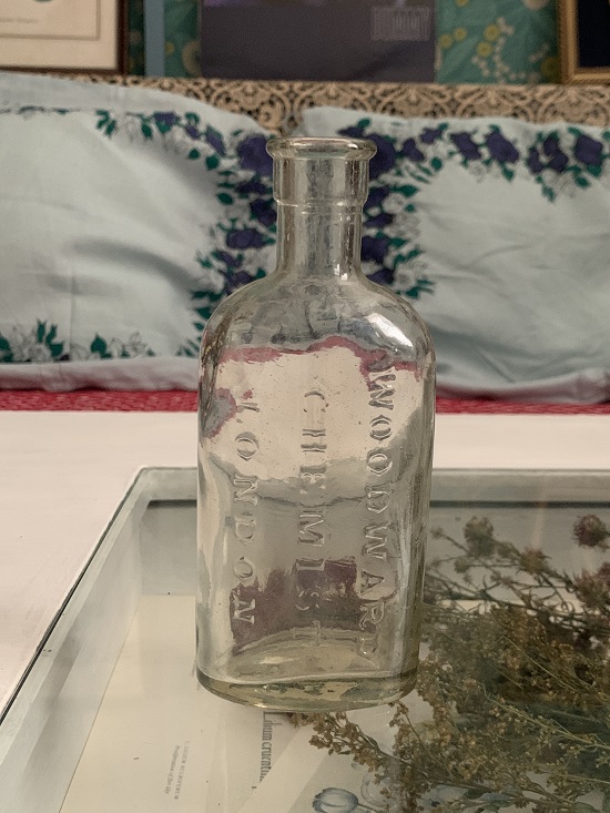 -SOLDOUT-イギリス 30s WOODWARD CHEMIST LONDON エンボス アンティーク ガラス瓶 空き瓶 ボトル 薬瓶