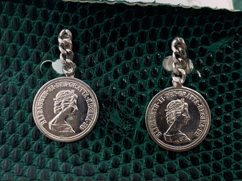 アメリカ 80s コイン型 シルバートーン  ELIZABETH エリザベス二世 ゆらゆら ALASKA 鹿 ヴィンテージイヤリング コスチュームジュエリー