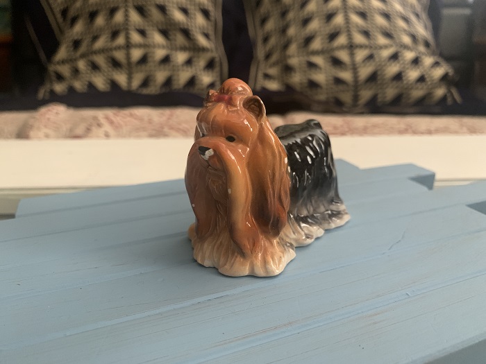 -SOLDOUT-アメリカ 70s 犬 ヨークシャテリア ライトブラウンブ ラック 陶器 置物 ディスプレイ ヴィンテージ・アンティーク