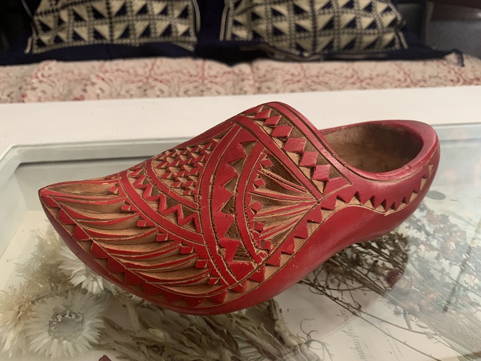-SOLDOUT-オランダ 木製靴 木彫り 手彫り 赤い靴 左足 ヴィンテージ・アンティーク