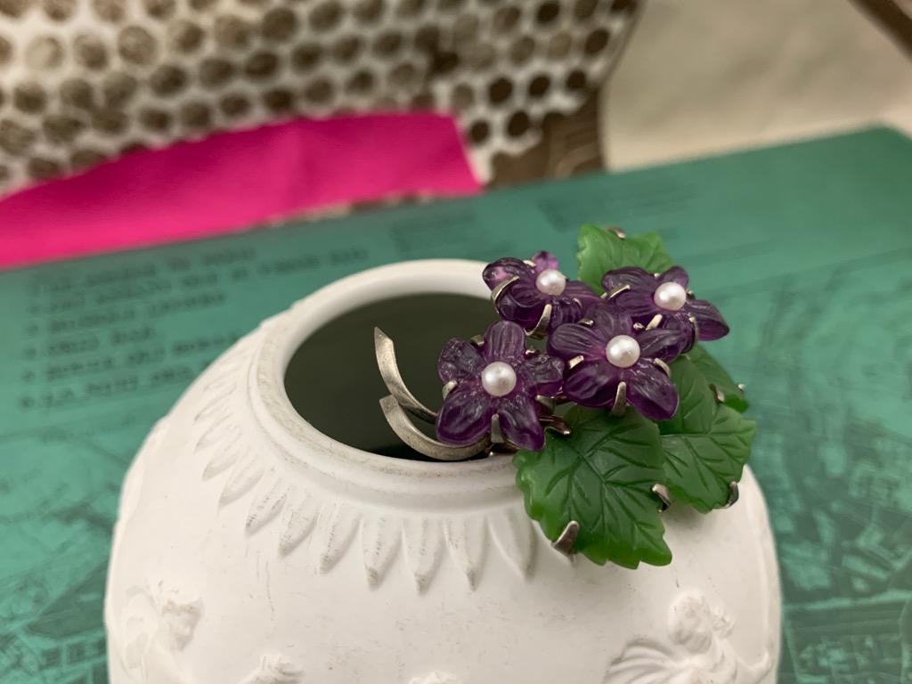 -SOLDOUT-ベルギー 70s 紫のお花 グリーンリーフ プラスチック イミテーションパール ヴィンテージ・アンティーク ブローチ
