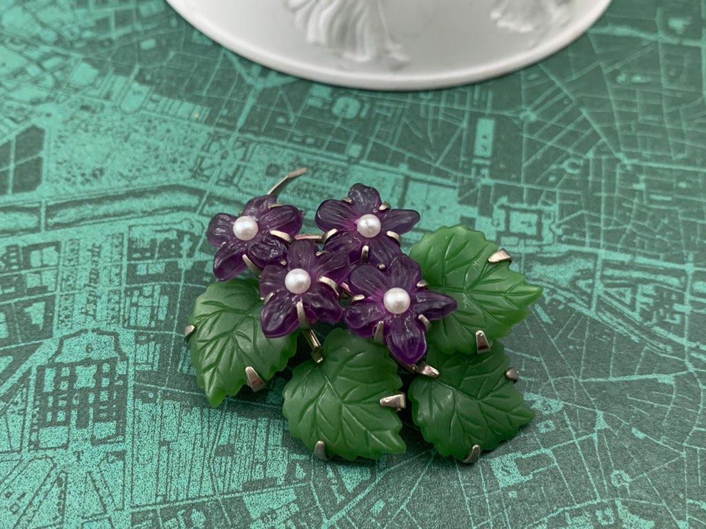 -SOLDOUT-ベルギー 70s 紫のお花 グリーンリーフ プラスチック イミテーションパール ヴィンテージ・アンティーク ブローチ