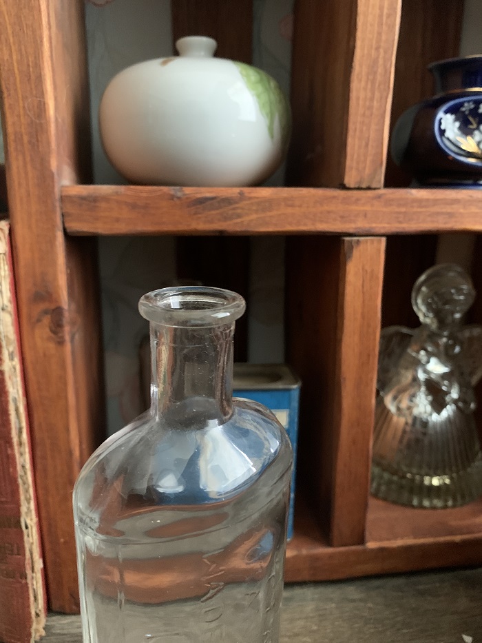 アメリカ 60s エンボス アンティーク ガラス瓶 空き瓶 ボトル 薬瓶 | Blue Swallow Vintage