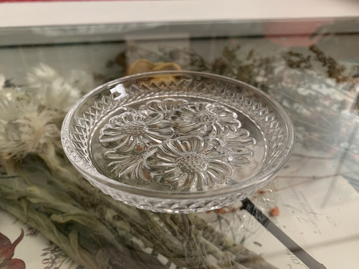 -SOLDOUT-ベルギー コスモスの花柄が施されたガラス製 レトロなドリンクコースター・小皿 ヴィンテージ/アンティーク