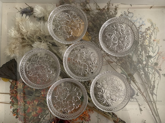 -SOLDOUT-ベルギー コスモスの花柄が施されたガラス製 レトロなドリンクコースター・小皿 ヴィンテージ/アンティーク