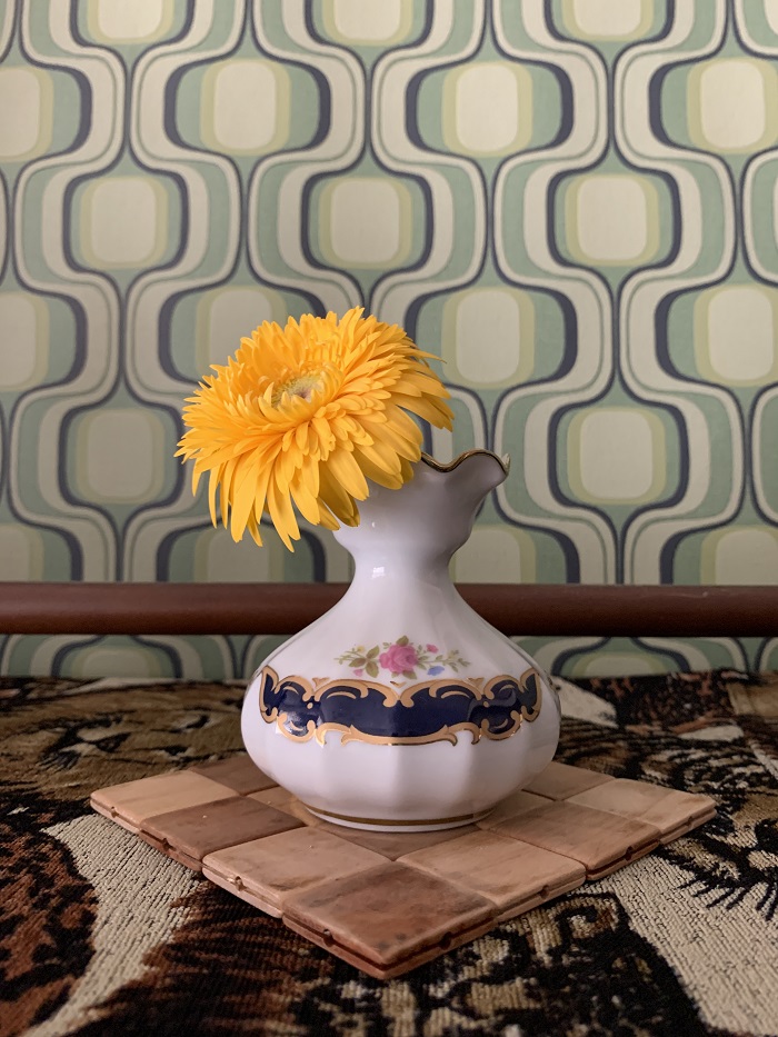イギリス製　陶器　お花のブローチ