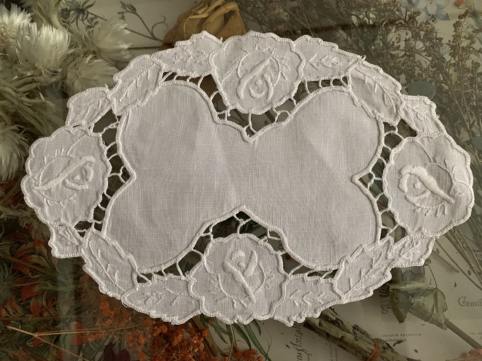 ベルギー 60s 手縫い お花 ドイリー ホワイト ヴィンテージ・アンティーク 約 26.5 cm x 17 cm