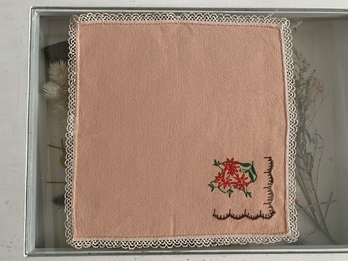 フランス 70s ドイリー 赤いお花 刺繍 サーモンピンク ヴィンテージ