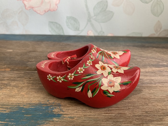 -SOLDOUT-オランダ 赤い小さな木製靴 木彫り 白いお花 両足 ハンドペイント ヴィンテージ・アンティーク