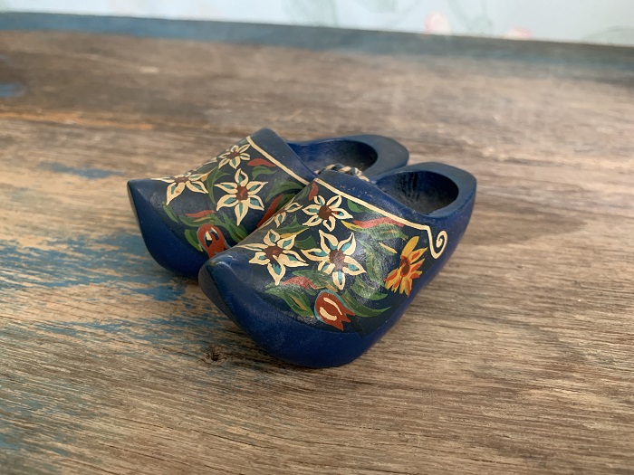 -SOLDOUT-オランダ 小さな木製靴 木彫り クラシックブルー お花 両足 ハンドペイント ヴィンテージ・アンティーク