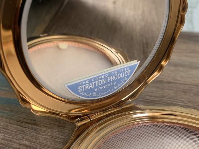 イギリス 60s Stratton(ストラットン) Wedgwood ウェッジウッド ジャスパーブルー 馬 女神 ヴィンテージ・アンティーク  コンパクト ミラー 鏡 | Blue Swallow Vintage