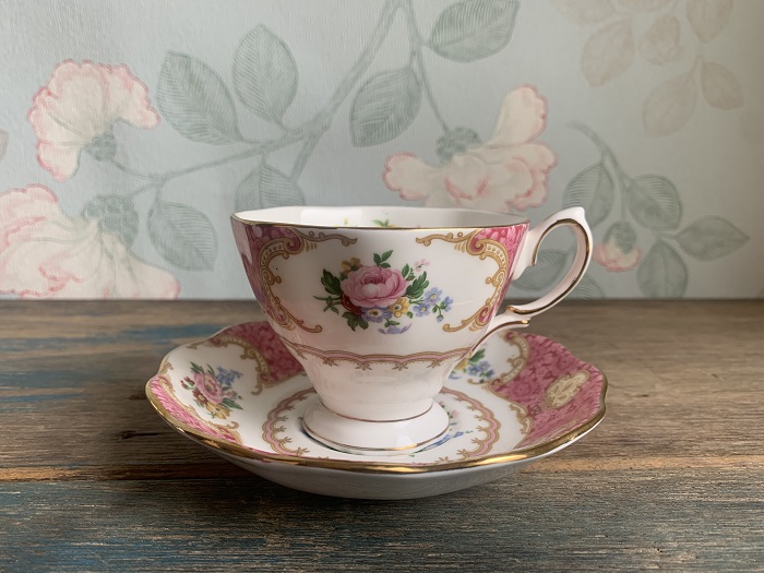 イギリス 80s〜 ROYAL ALBERT(ロイヤルアルバート) lady carlyle ピンク お花 ヴィンテージ・アンティーク 陶器  コーヒー・ティーカップ&ソーサー